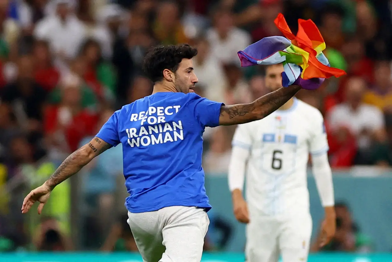 Kibarkan Bendera LGBT,...