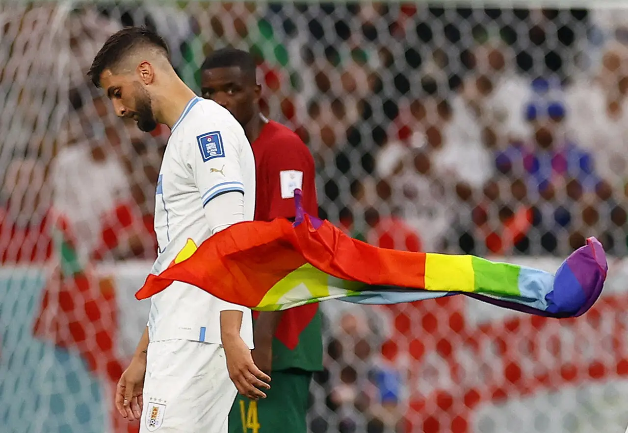 Kibarkan Bendera LGBT,...