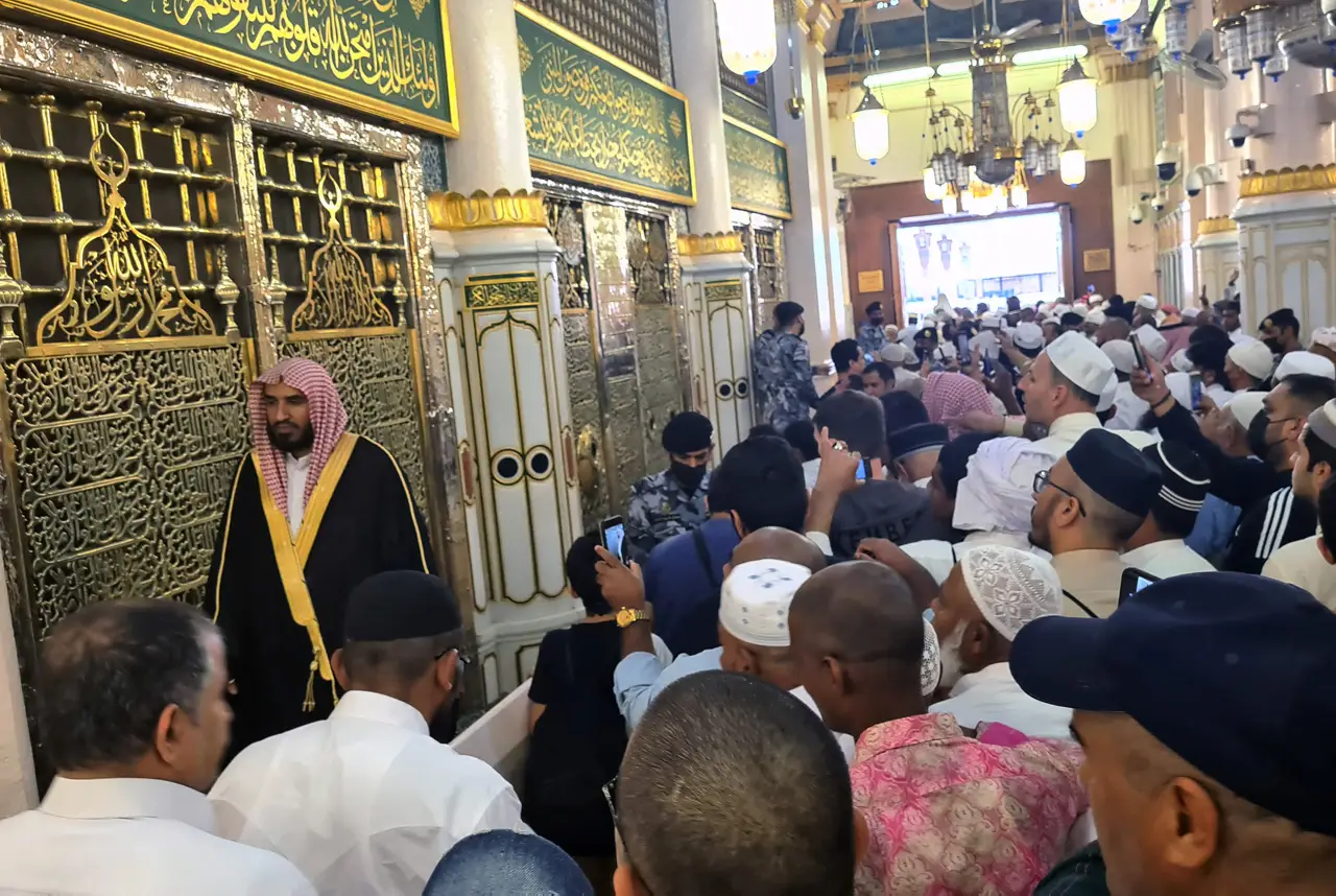 Ziarah ke Makam Nabi...