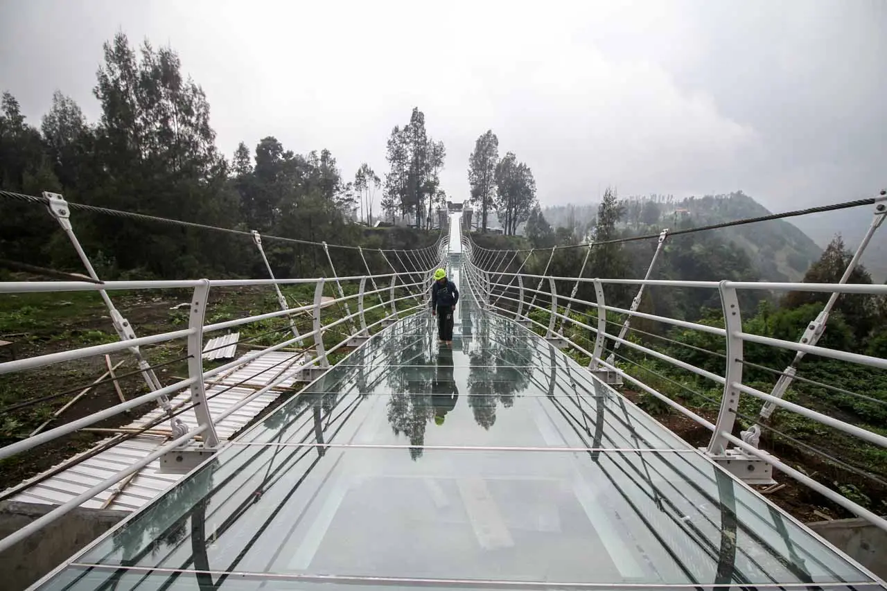 Melihat Jembatan Gantung...