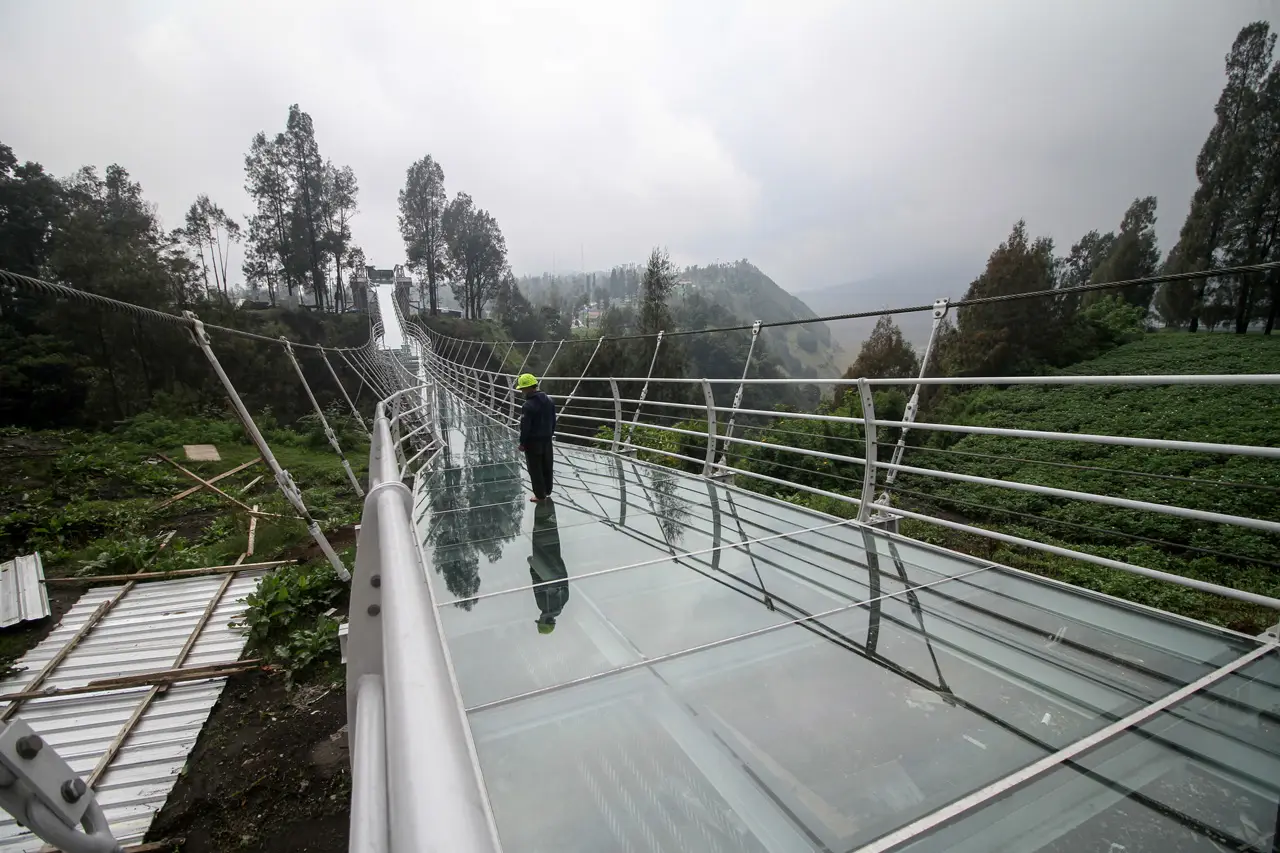 Melihat Jembatan Gantung...