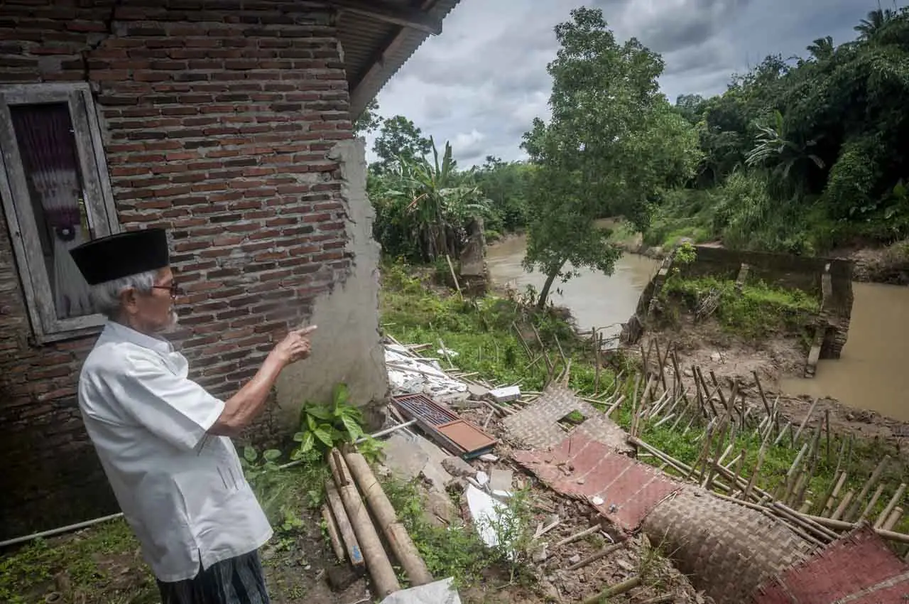 Puluhan Rumah Rusak...