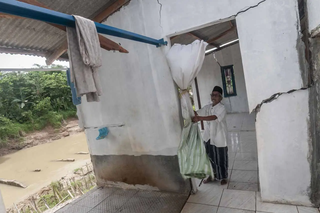Puluhan Rumah Rusak...