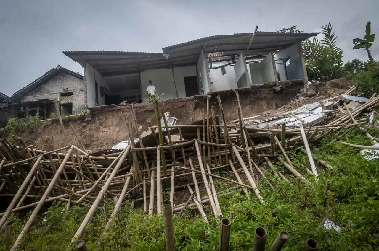 Puluhan Rumah Rusak...