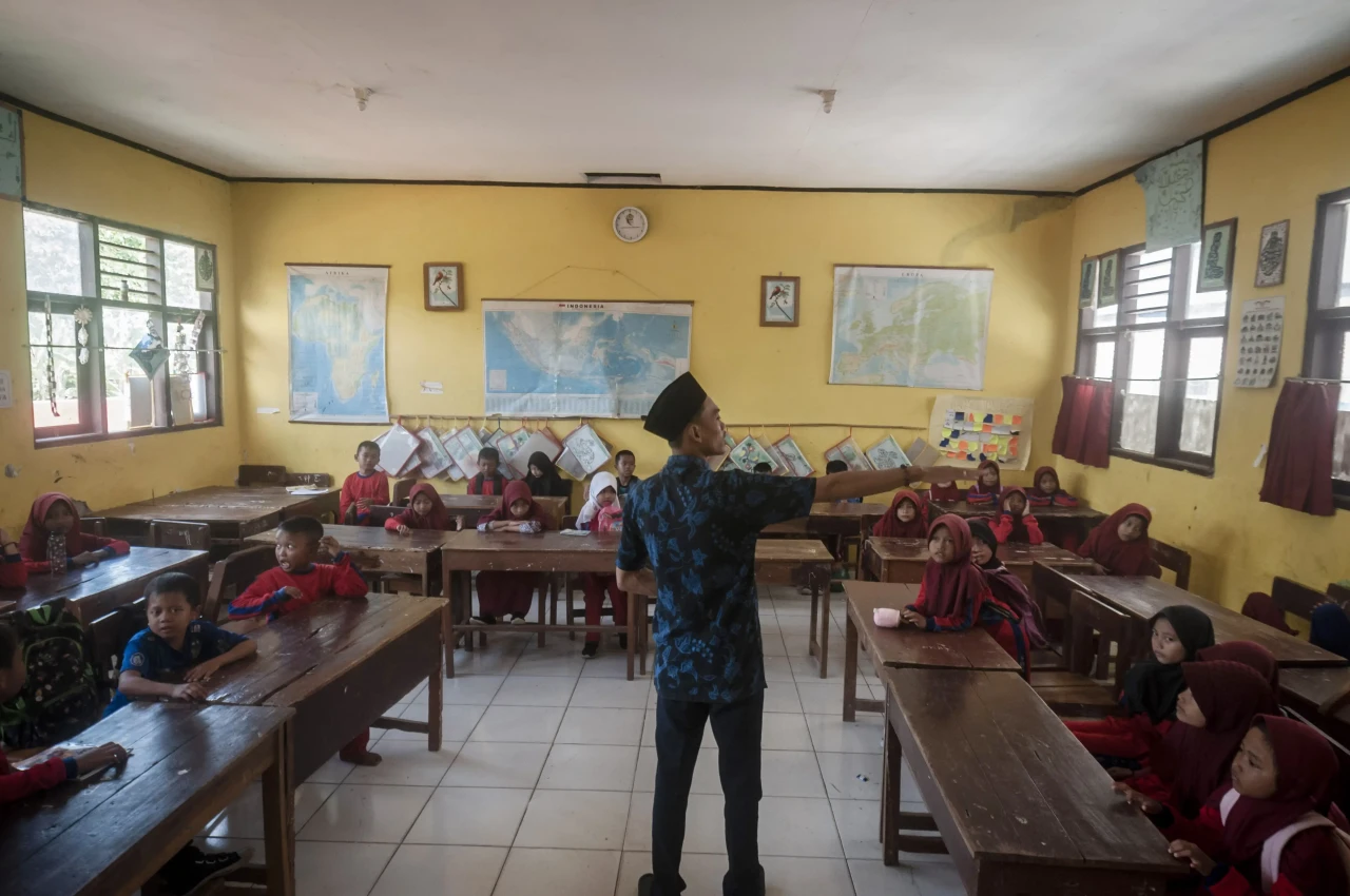 Pemkab Lebak Berikan...