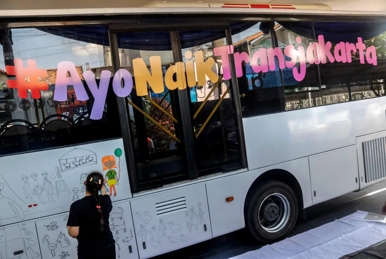 Melukis Bus Transjakarta...