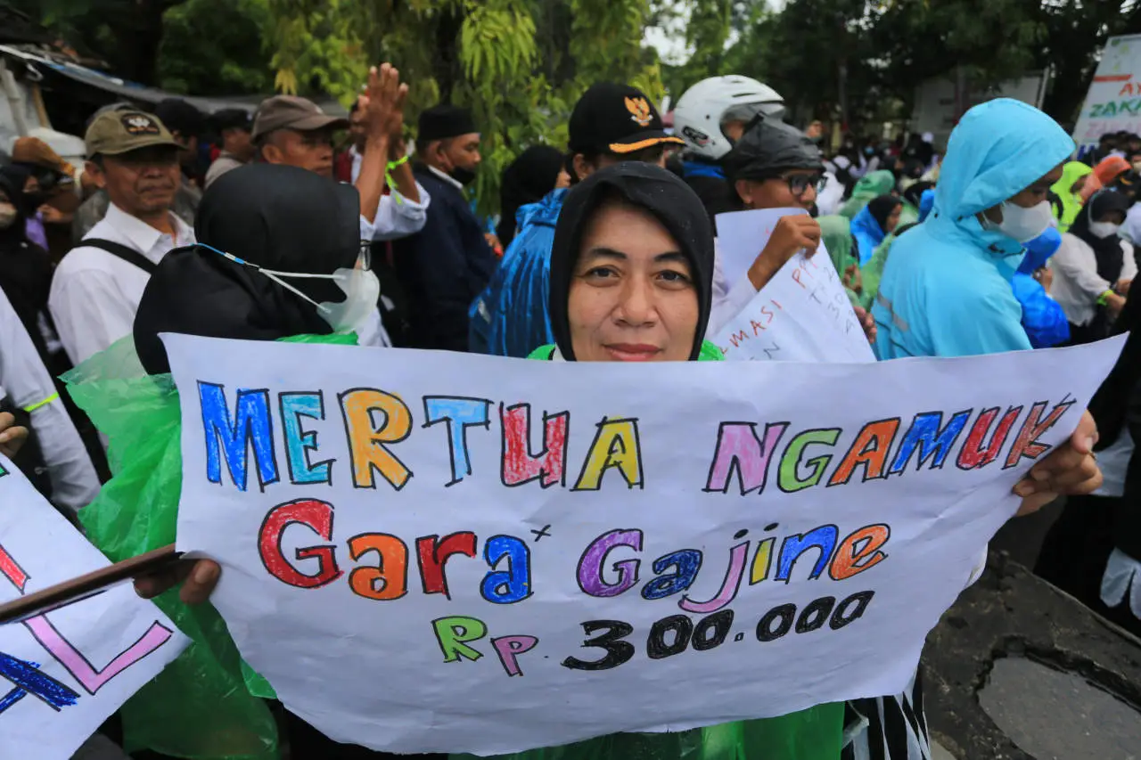 Aksi Guru Honorer Tuntut...