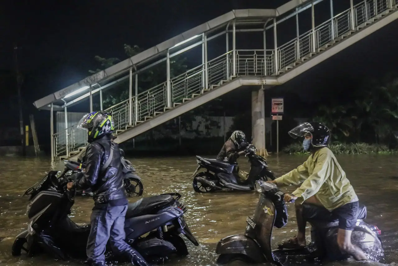 Banjir Rendam Jalan...