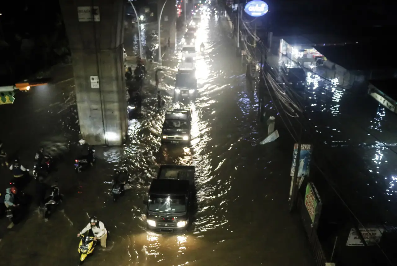 Banjir Rendam Jalan...