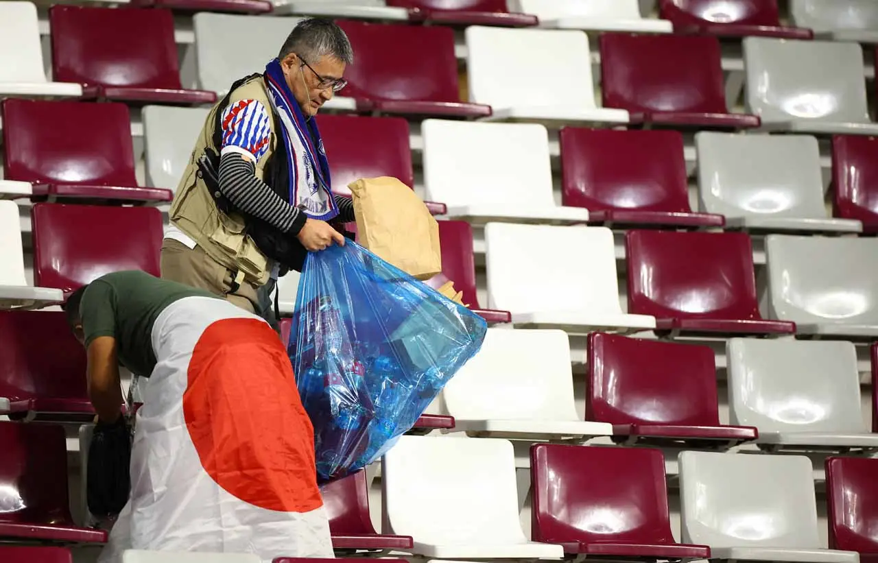 Suporter Jepang yang...