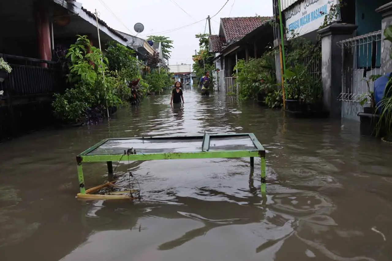Banjir Rendam Perumahan...