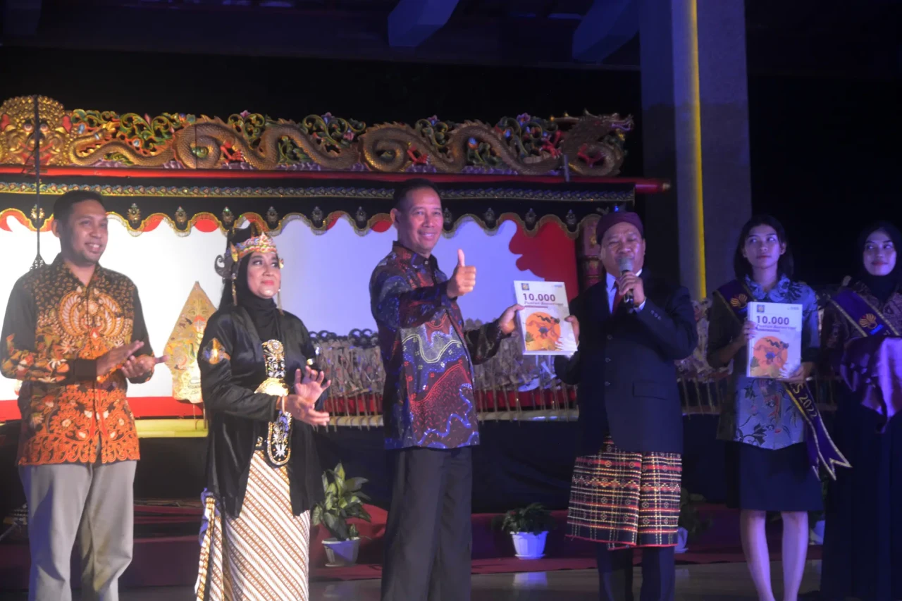 10.000 Pantun Warnai...