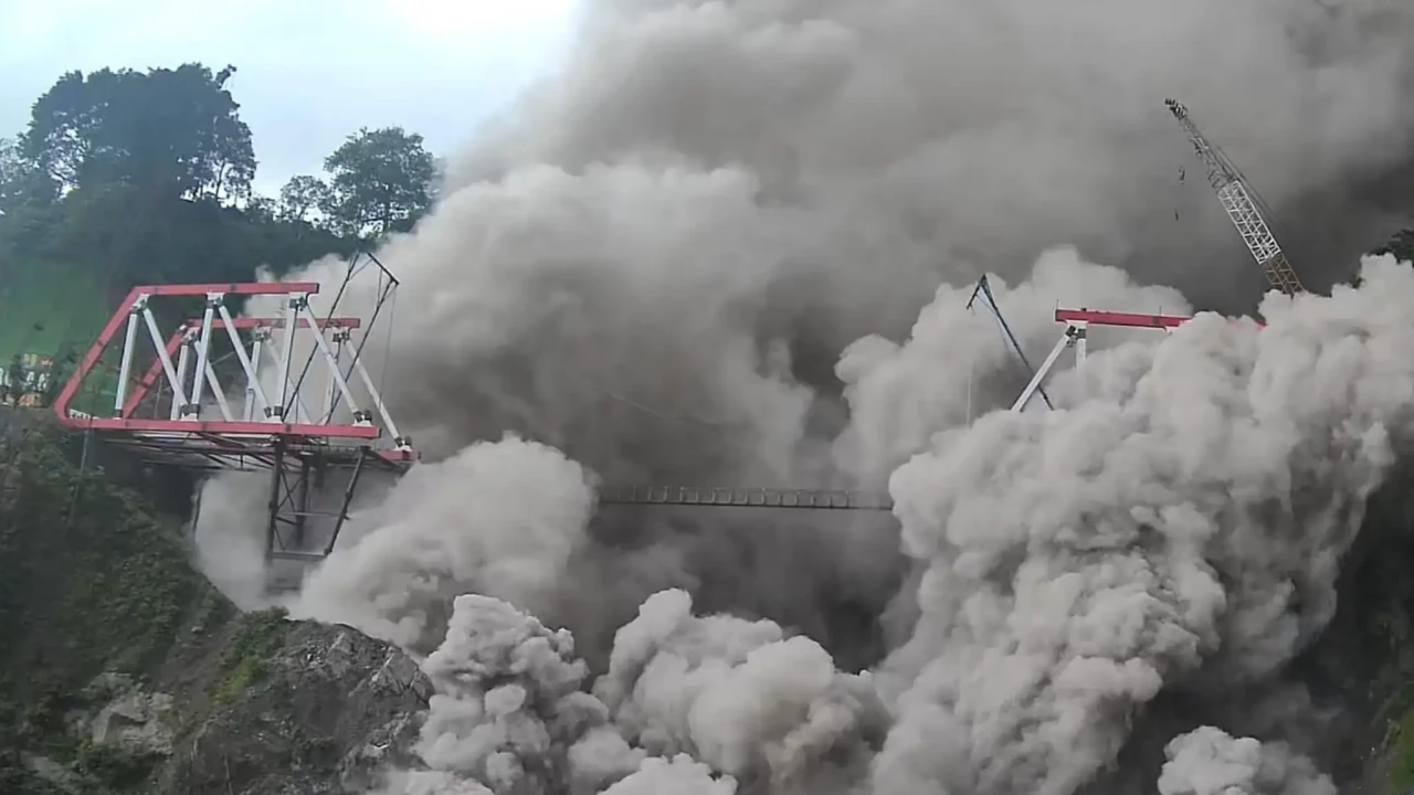 Jembatan Gladak Perak...