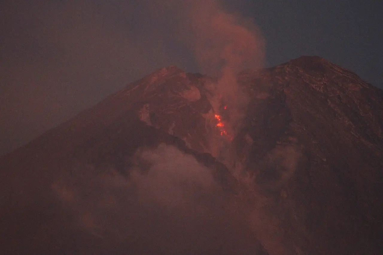 Aktivitas Vulkanis Gunung...