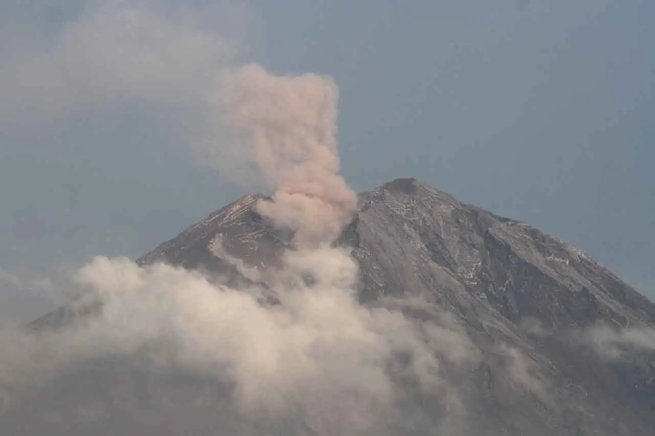 Aktivitas Vulkanis Gunung...