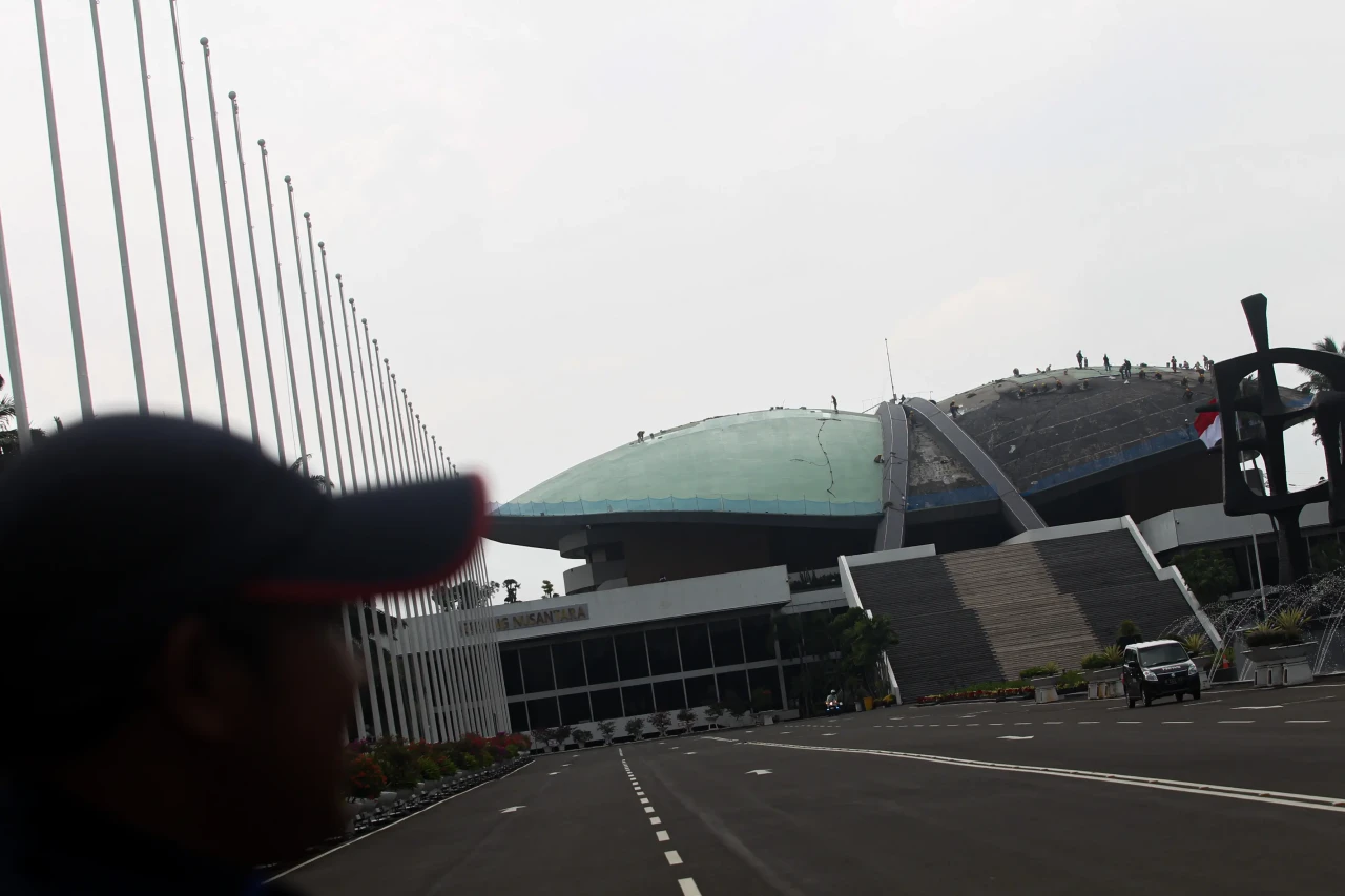 Pengecatan Atap Gedung...
