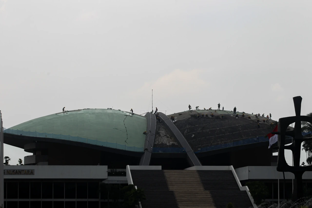 Pengecatan Atap Gedung...