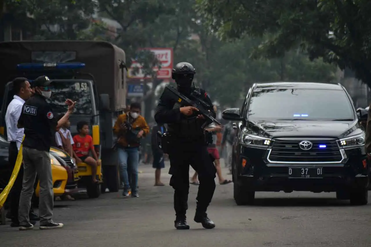 Bersenjata Lengkap,...