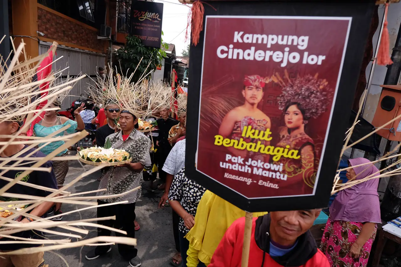Warga Sambut Pernikahan...