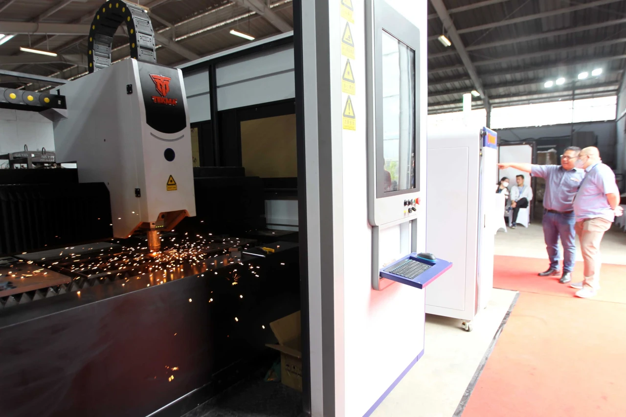 Melihat Mesin Laser...