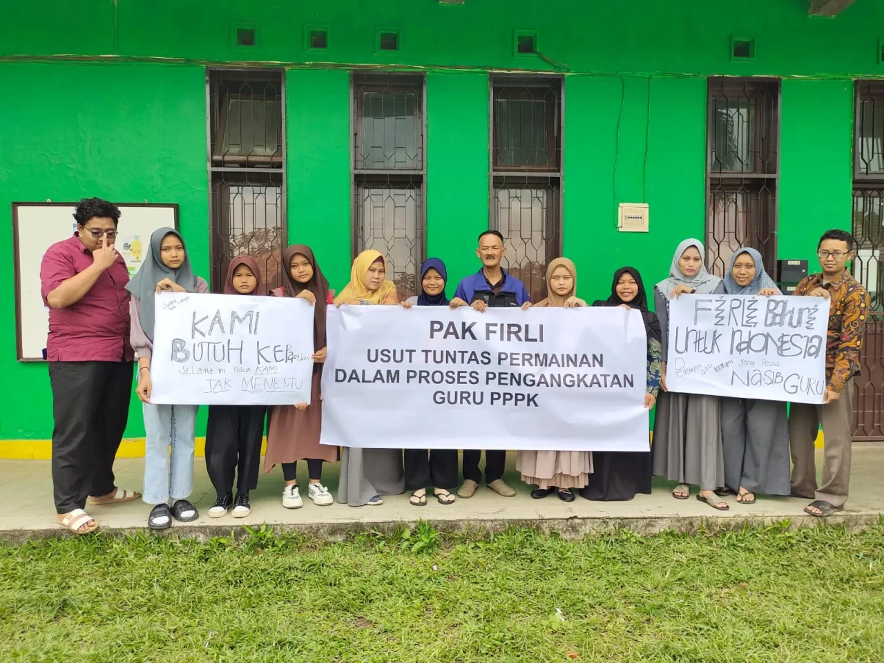 Nasib Belum Jelas, Guru...
