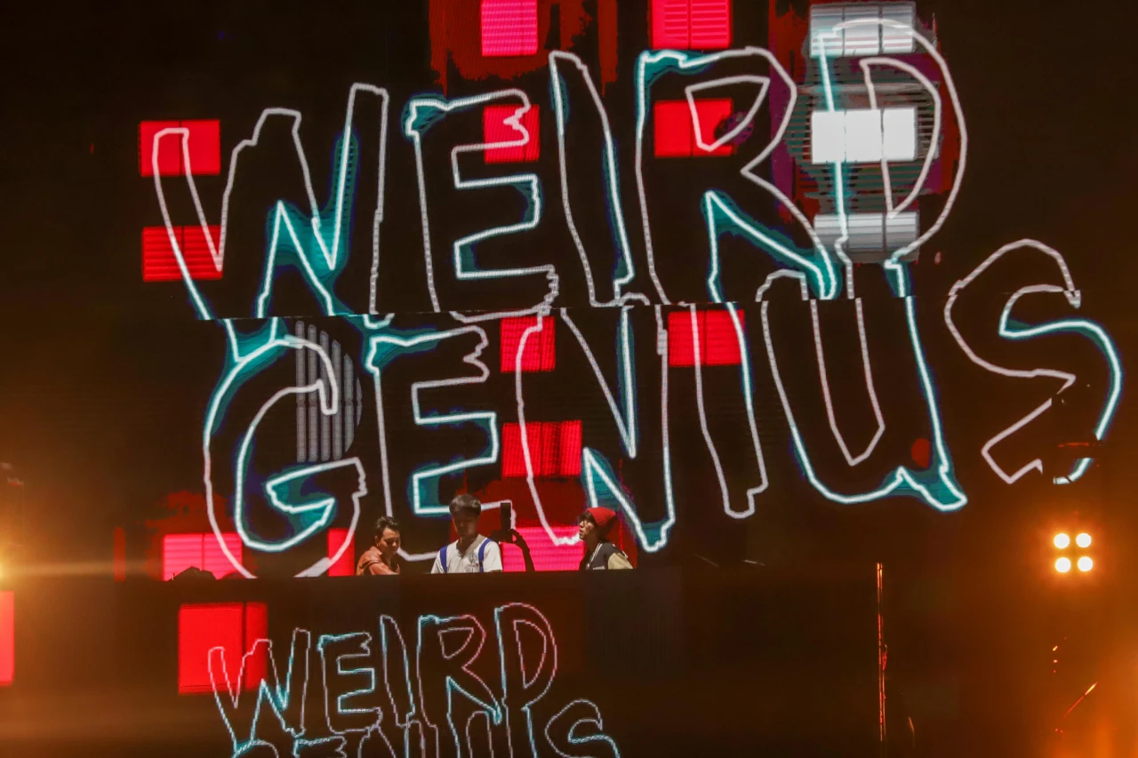 Aksi Weird Genius di...