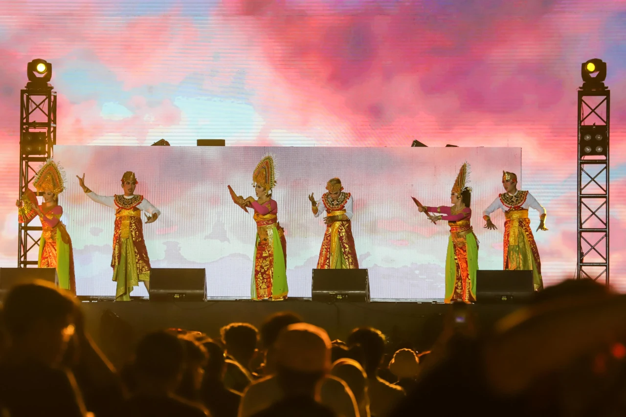 Tarian Adat Bali Meriahkan...
