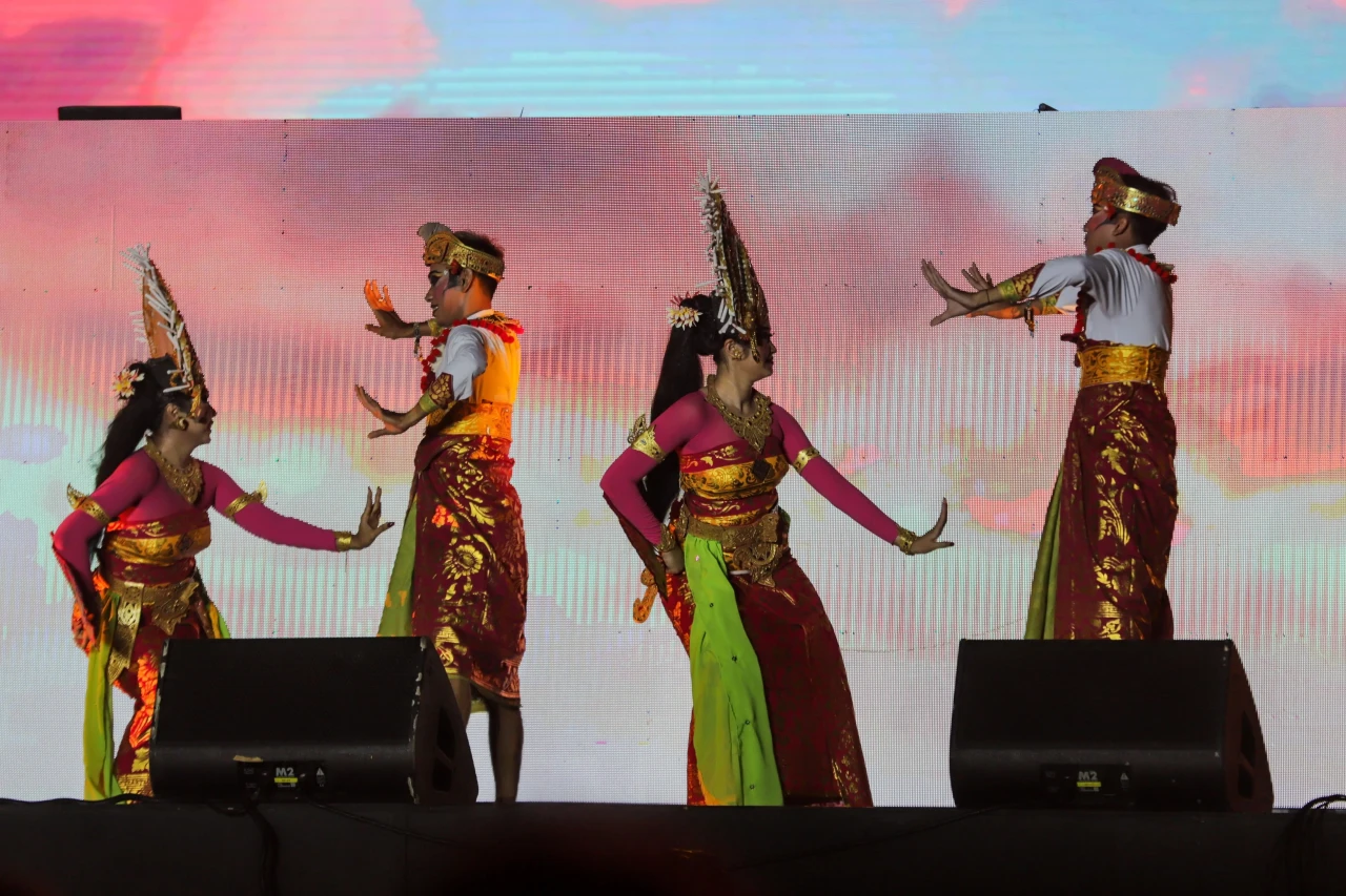 Tarian Adat Bali Meriahkan...