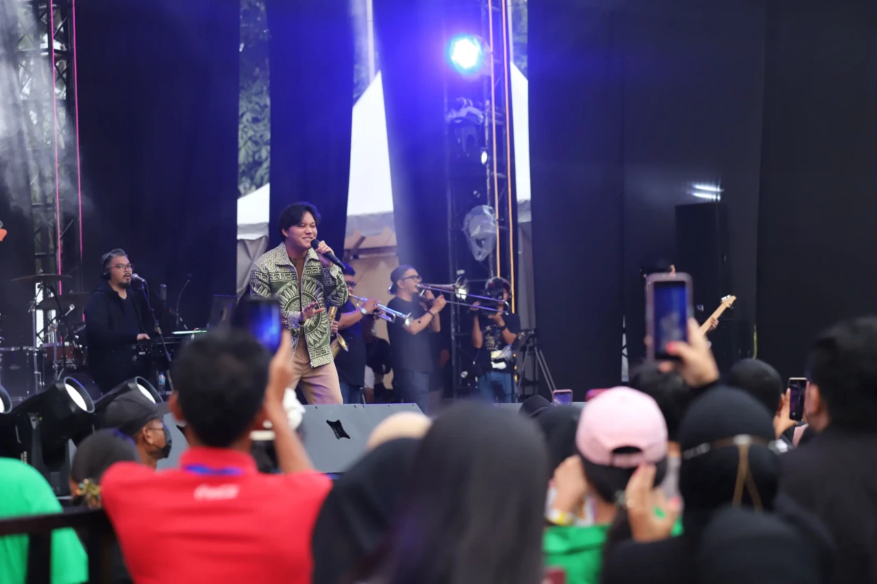 Rizky Febian Ramaikan...