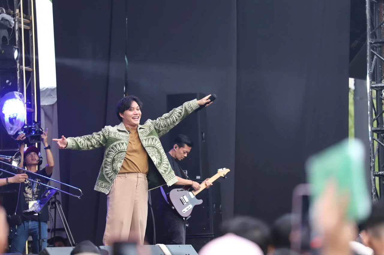 Rizky Febian Ramaikan...