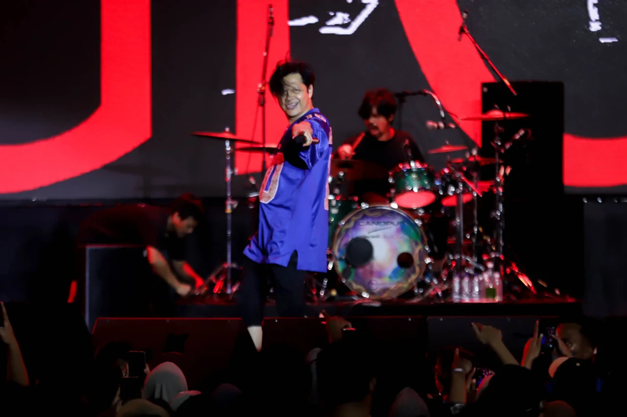 Gigi Bawakan Lagu Perdamaian...