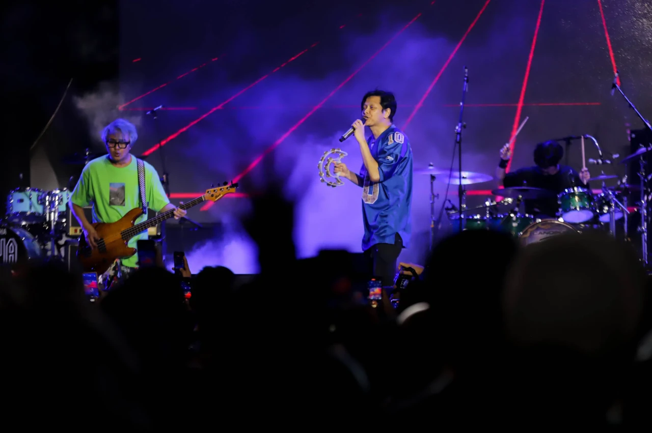 Gigi Bawakan Lagu Perdamaian...