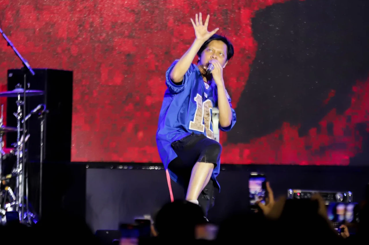 Gigi Bawakan Lagu Perdamaian...