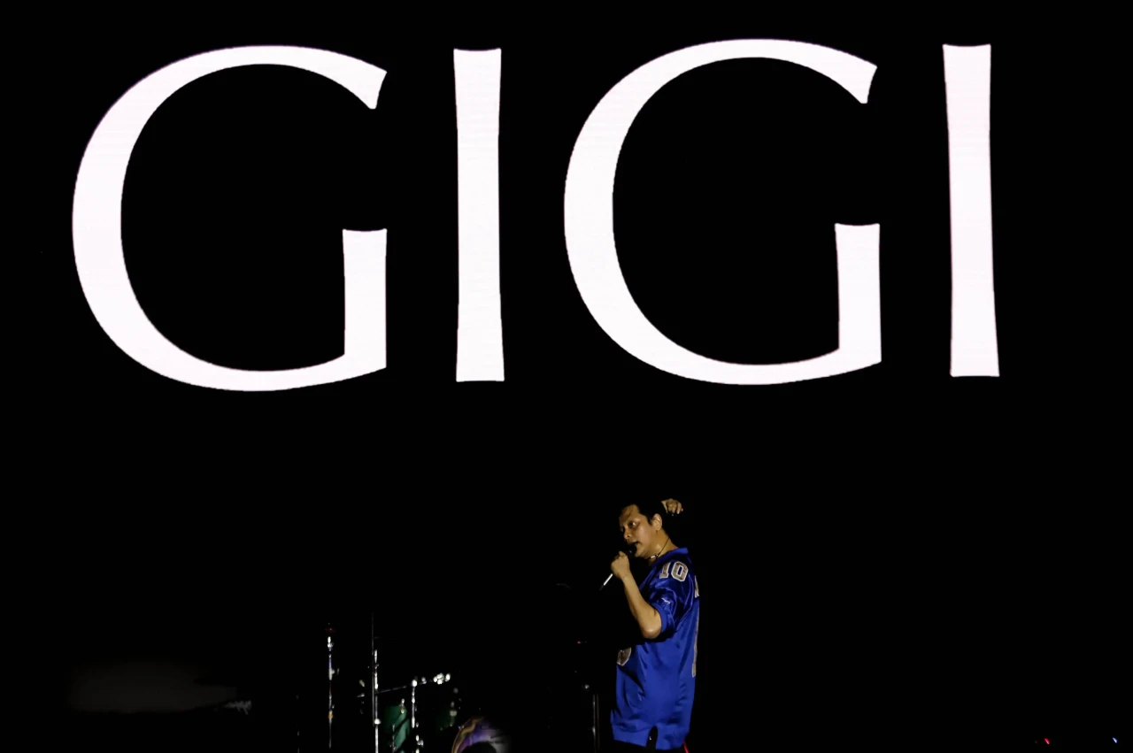 Gigi Bawakan Lagu Perdamaian...