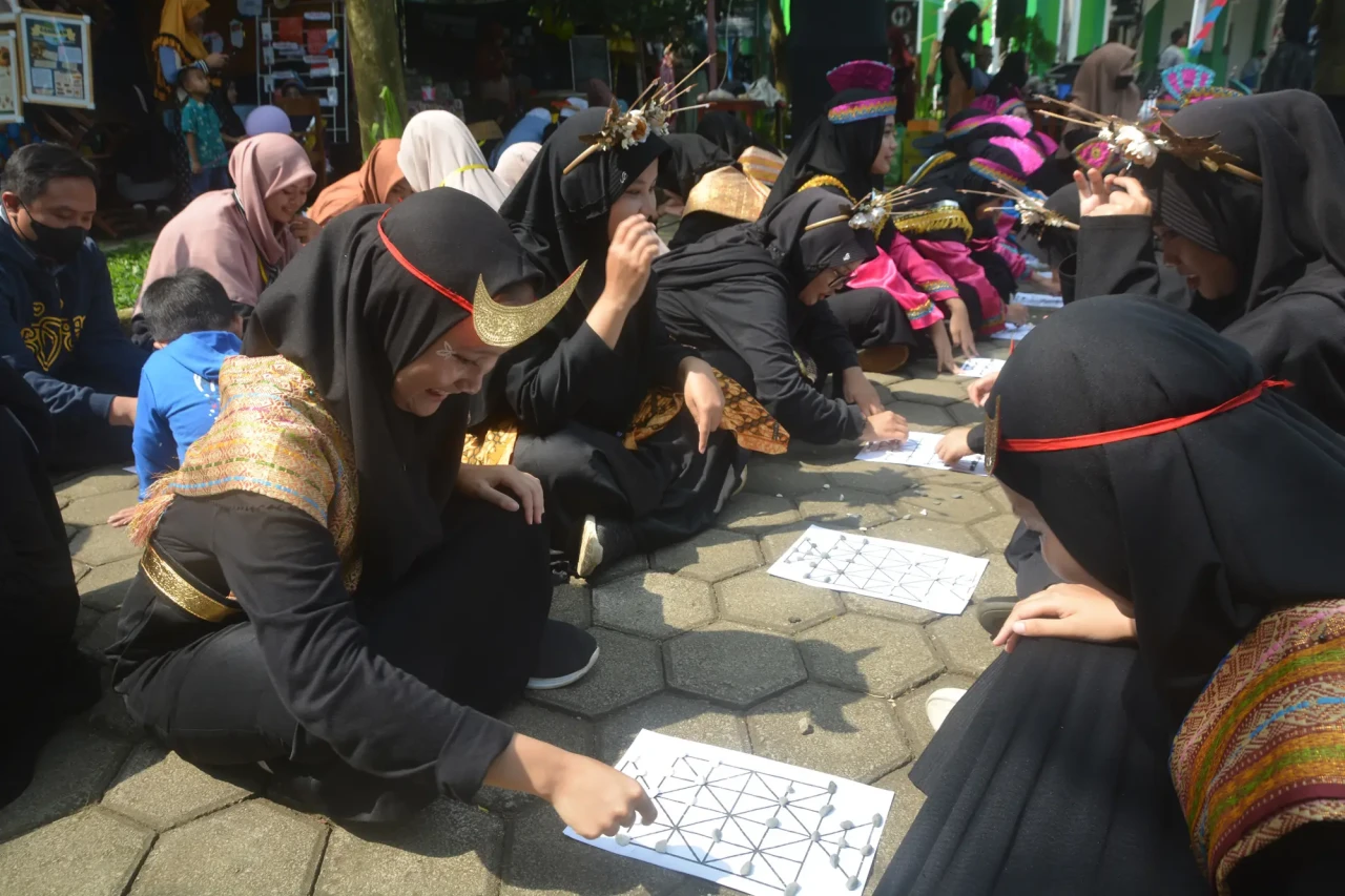 Ratusan Siswa SMIT Bina...