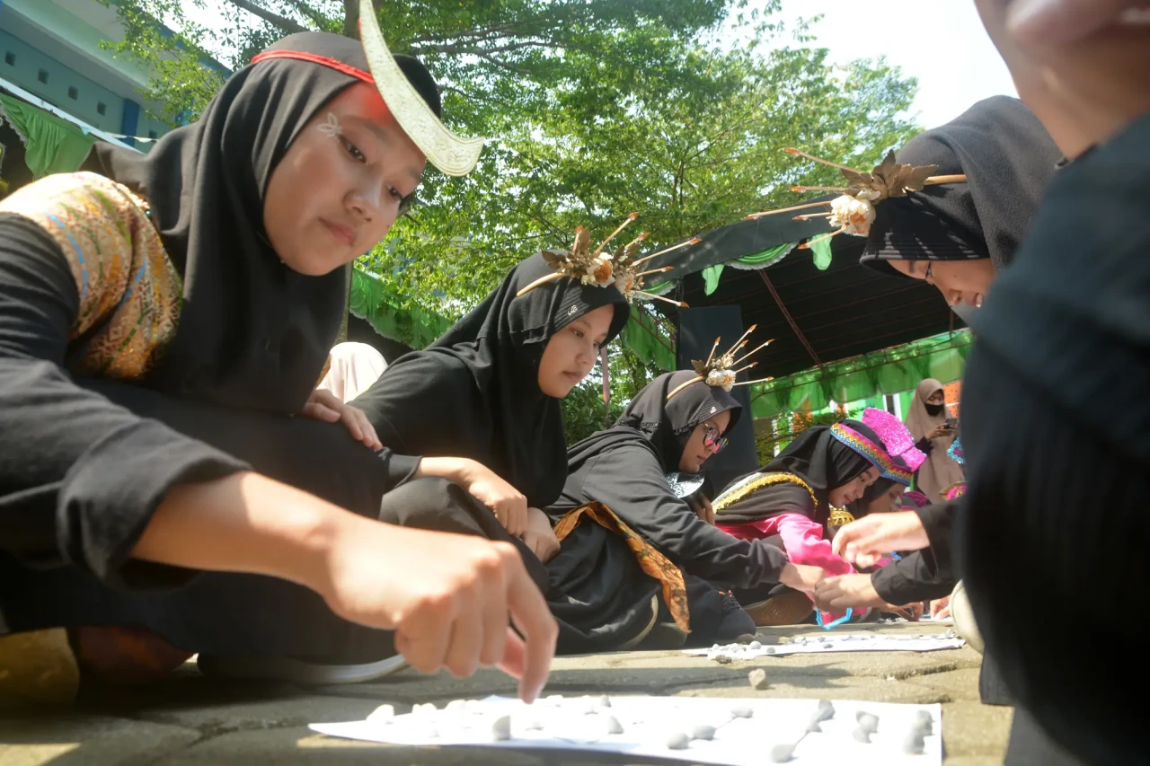 Ratusan Siswa SMIT Bina...