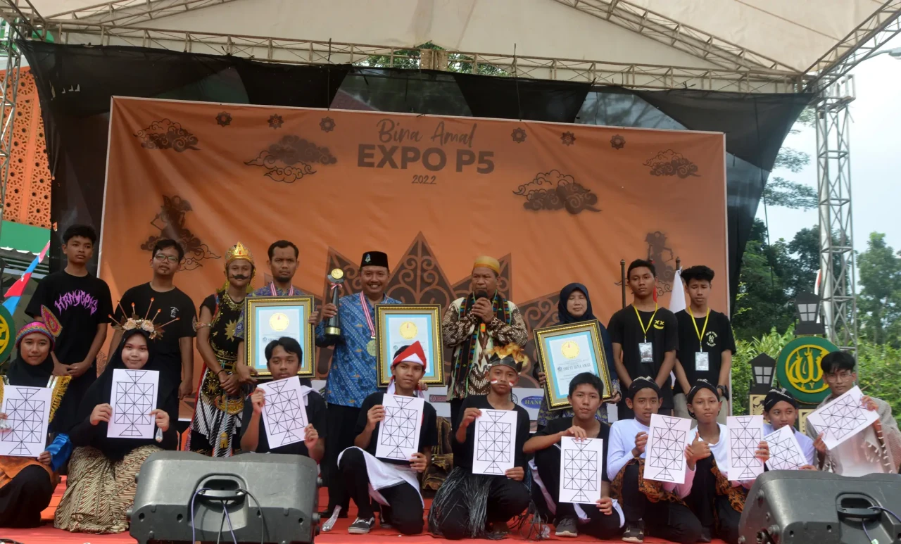 Ratusan Siswa SMIT Bina...