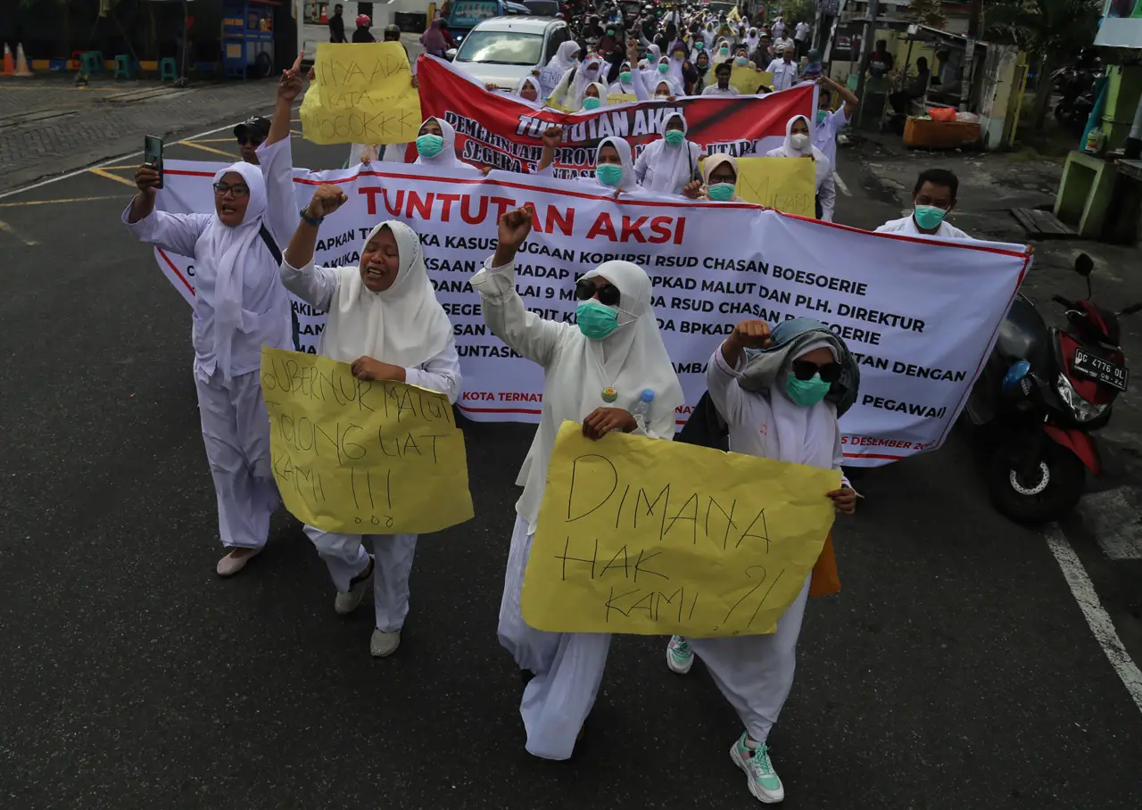 Aksi Unjuk Rasa Tenaga...