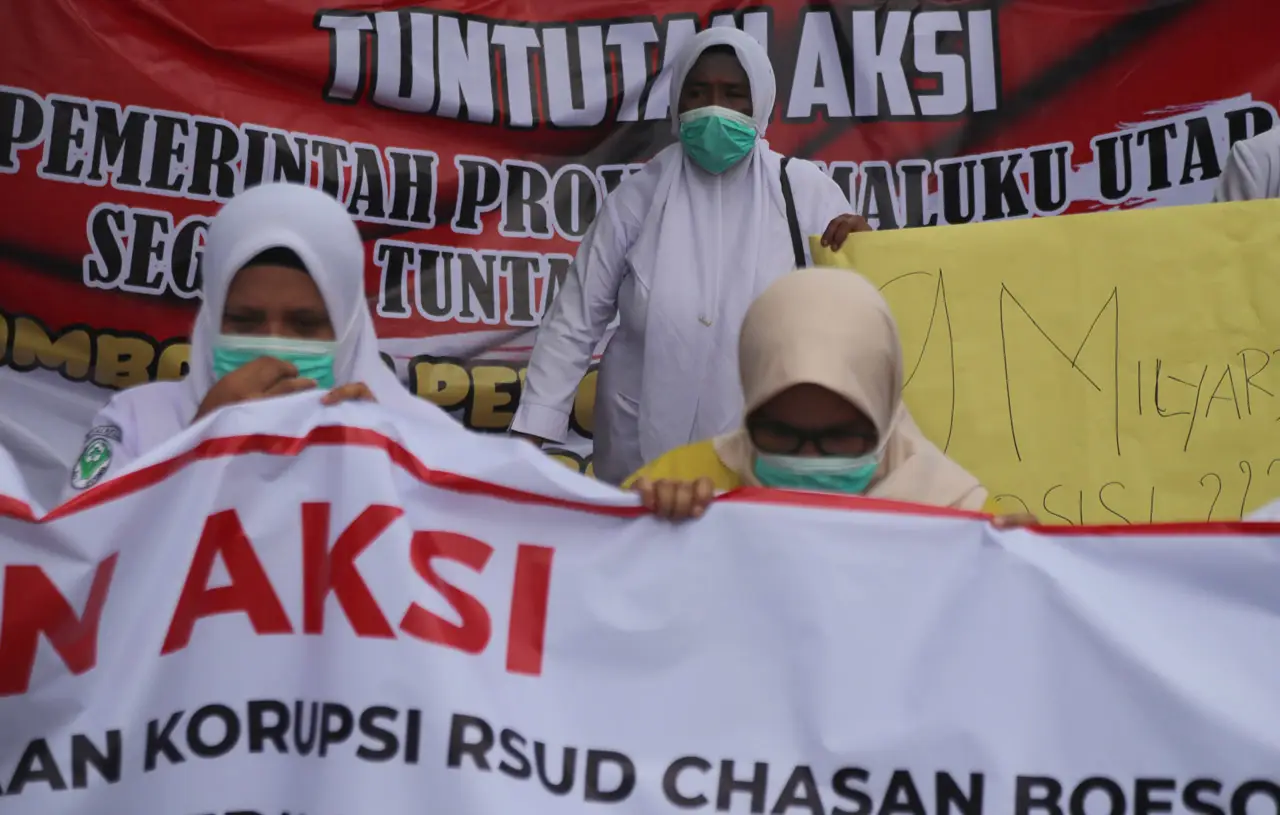 Aksi Unjuk Rasa Tenaga...