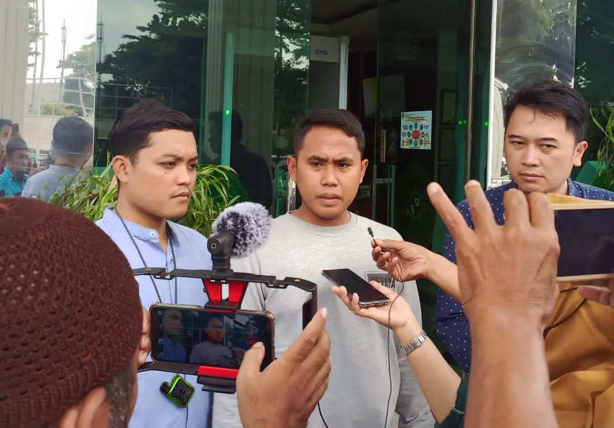 Roy Suryo Dituntut 1,5...