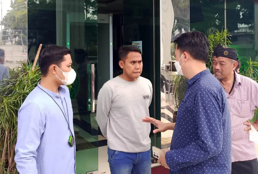 Roy Suryo Dituntut 1,5...