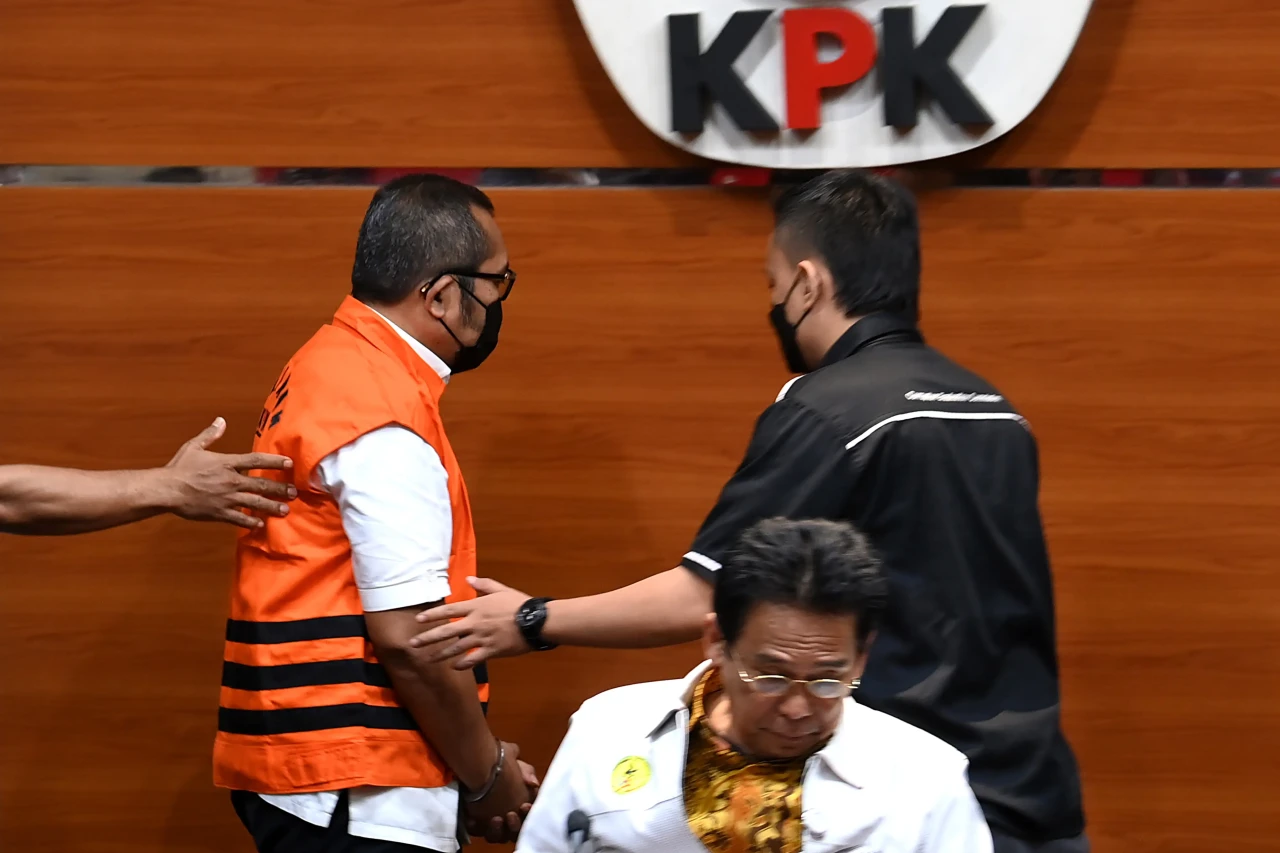 KPK Tahan 4 Tersangka...
