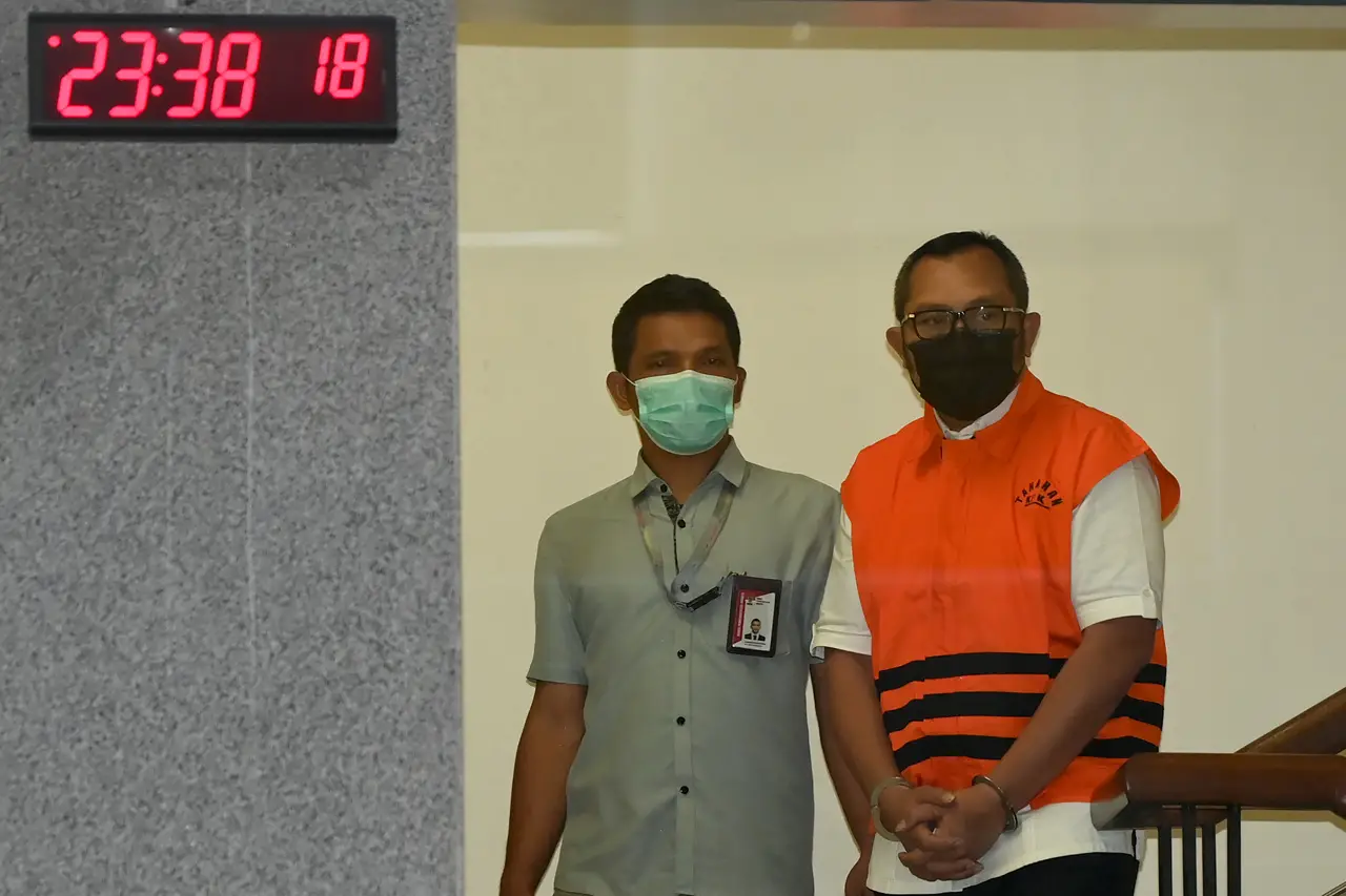 KPK Tahan 4 Tersangka...