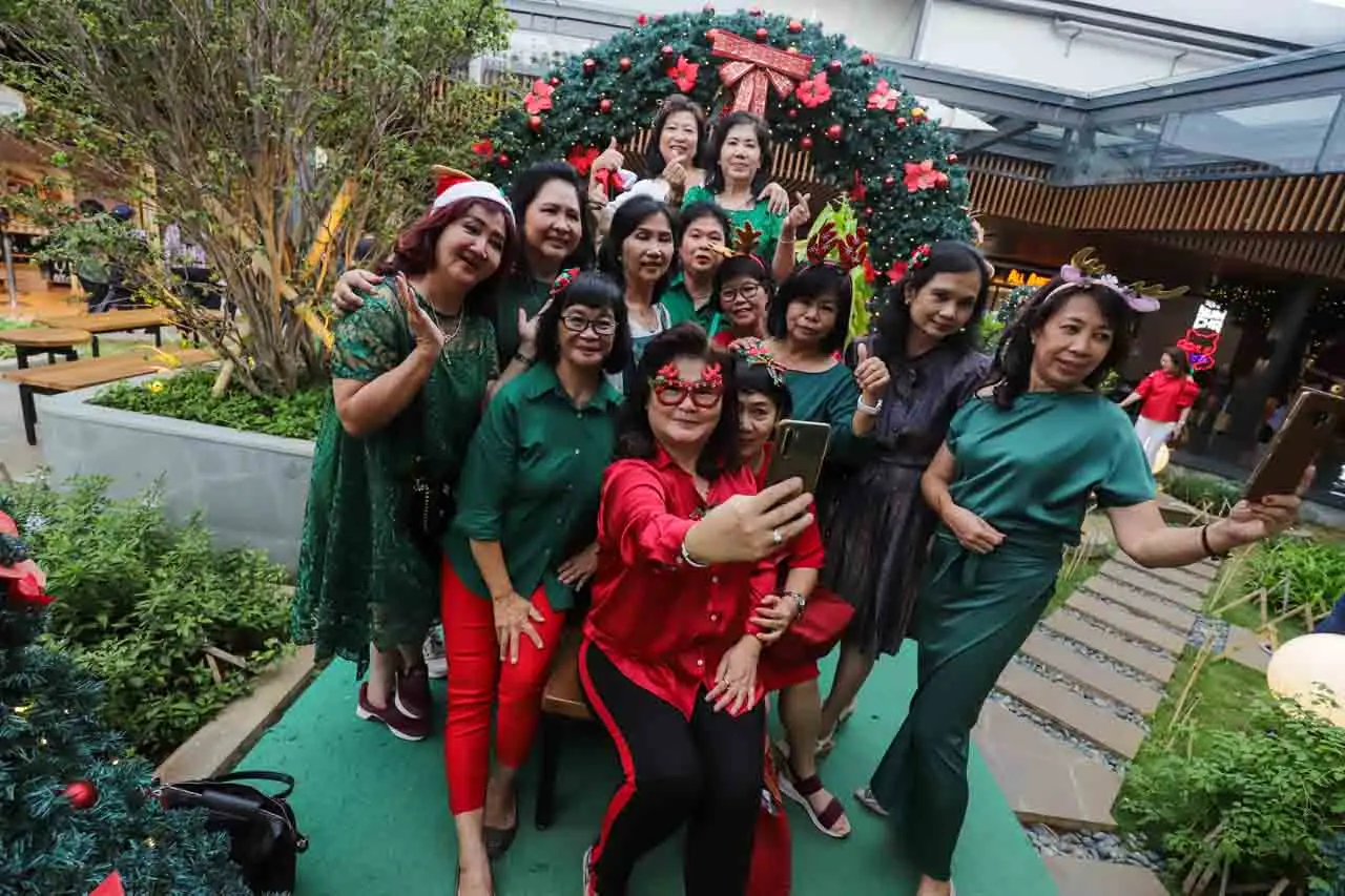 Nuansa Natal Hiasi Pusat...