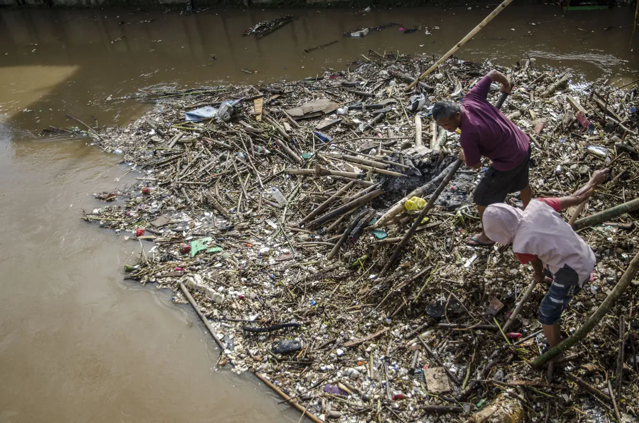 Tumpukan Sampah di Aliran...