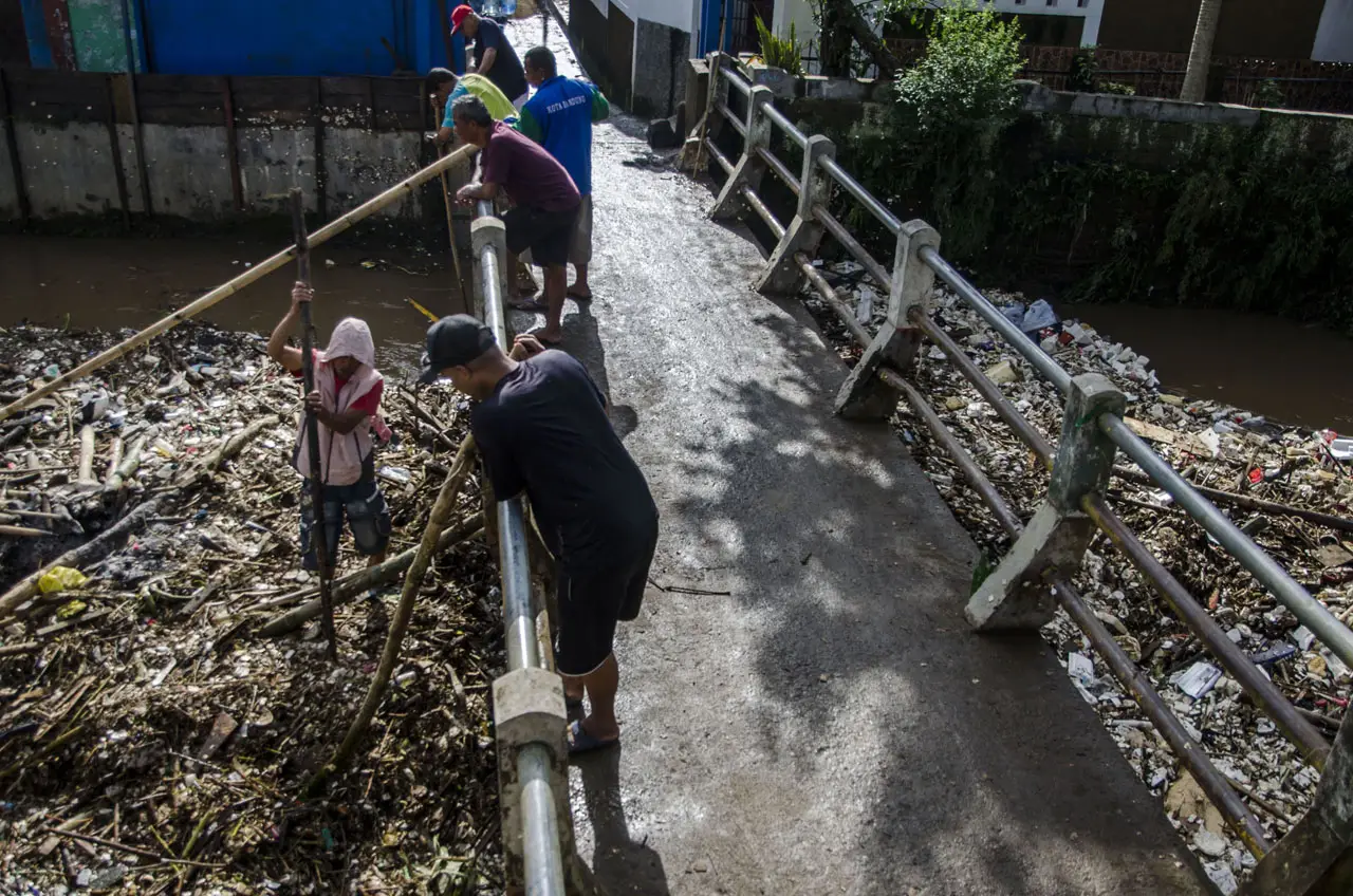 Tumpukan Sampah di Aliran...