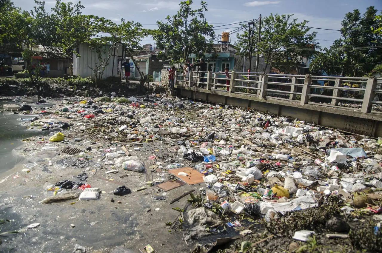 Tumpukan Sampah di Aliran...