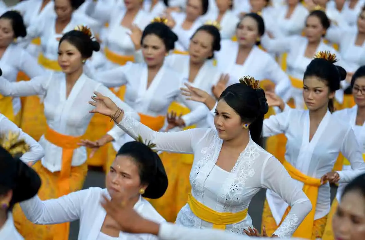 Tari Rejang Sutri Massal...