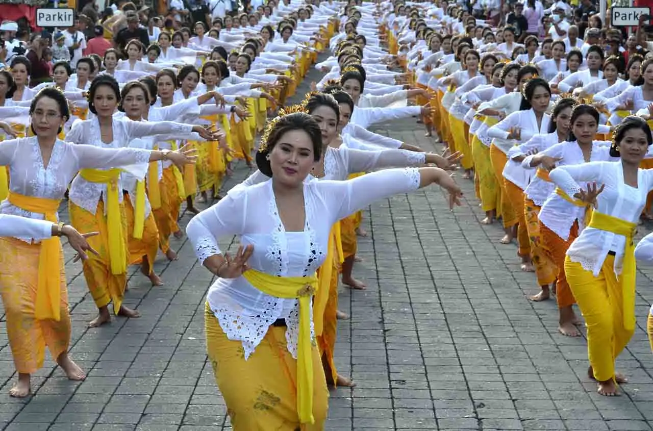 Tari Rejang Sutri Massal...
