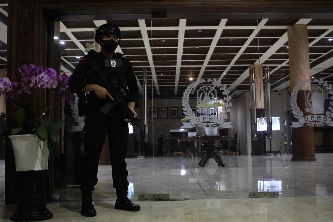 KPK Geledah Gedung DPRD...